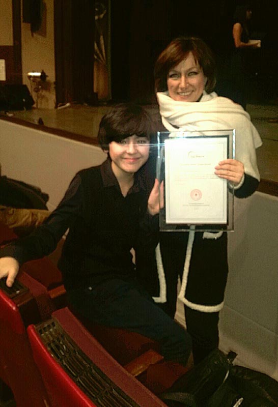 IMS-Leiterin Mila Kuznetskaya und ein IMS-Schüler mit dem Excellent Artistic Troupe Award